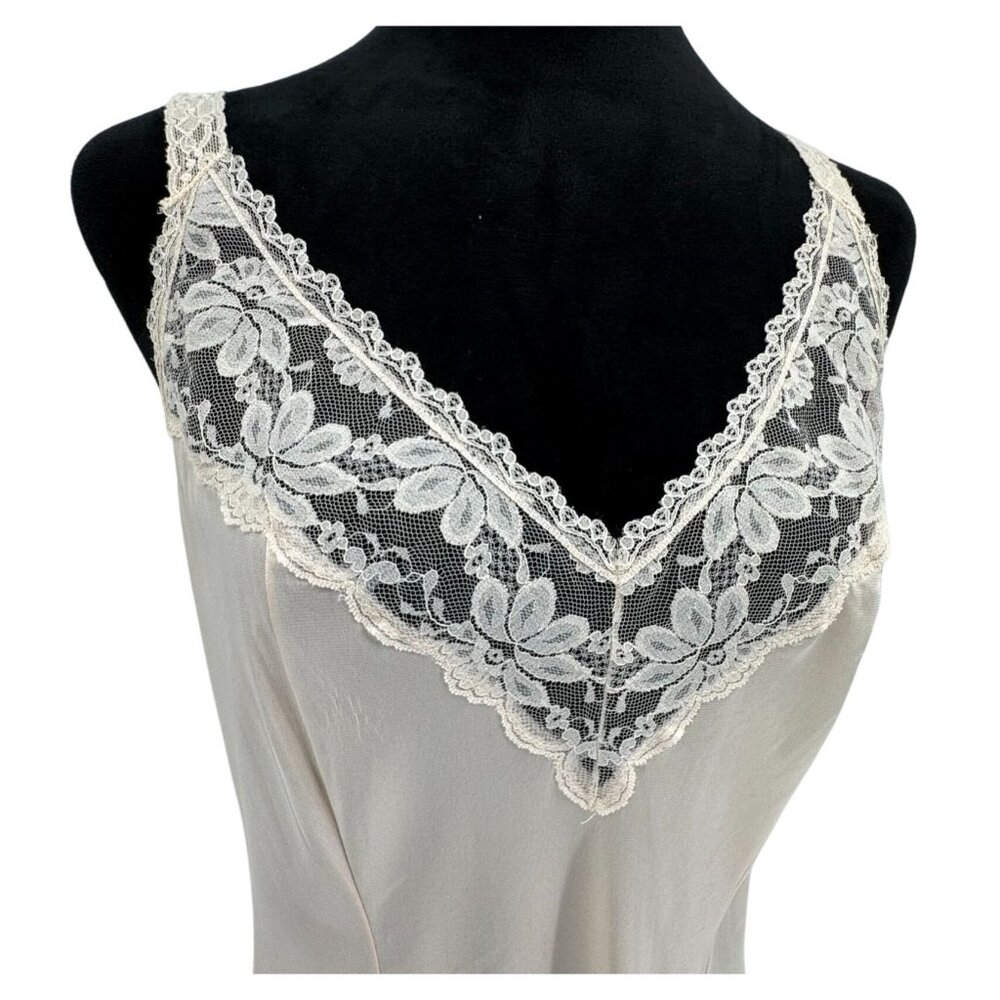 Maidenform Ivory Lace Trim Full Slip Dress Silky Size 38 Nylon Spandex Blend USA